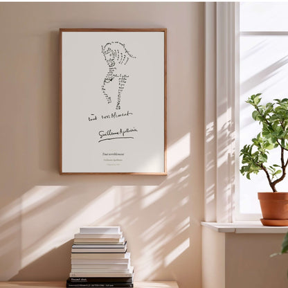 Tout terriblement - Apollinaire - Affiche Calligramme Poésie, affiche encadrée au-dessus d'une pile de livres