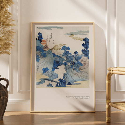 Vue du Soir sur le Fuji - Kuniyoshi - Estampe, affiche encadrée dans un intérieur élégant, herbes séchées et chaise en rotin