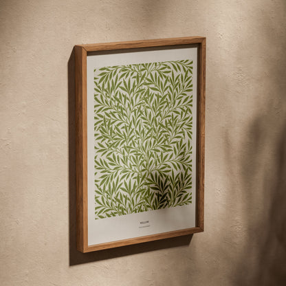 Willow - William Morris - Affiche Arts & Crafts, affiche dans un cadre en chêne posé de biais sur un mur texturé