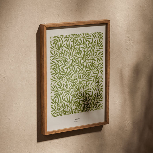 Willow - William Morris - Affiche Arts & Crafts, affiche dans un cadre en chêne posé de biais sur un mur texturé