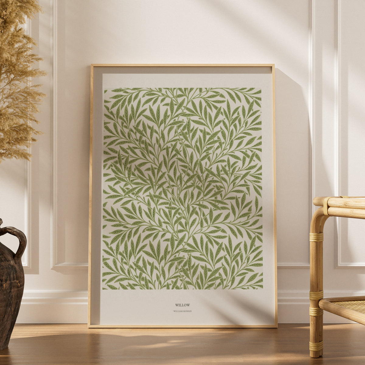 Willow - William Morris - Affiche Arts & Crafts, affiche encadrée dans un intérieur élégant, herbes séchées et chaise en roti