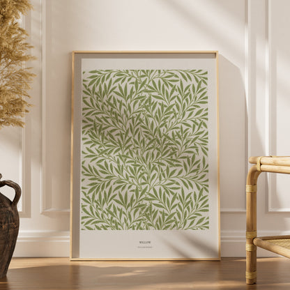 Willow - William Morris - Affiche Arts & Crafts, affiche encadrée dans un intérieur élégant, herbes séchées et chaise en roti