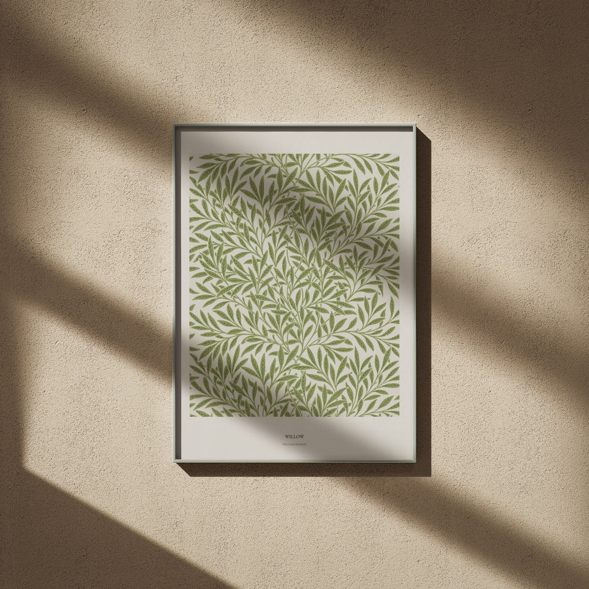 Willow - William Morris - Affiche Arts & Crafts, affiche encadrée sur un mur beige, ombres de fenêtre