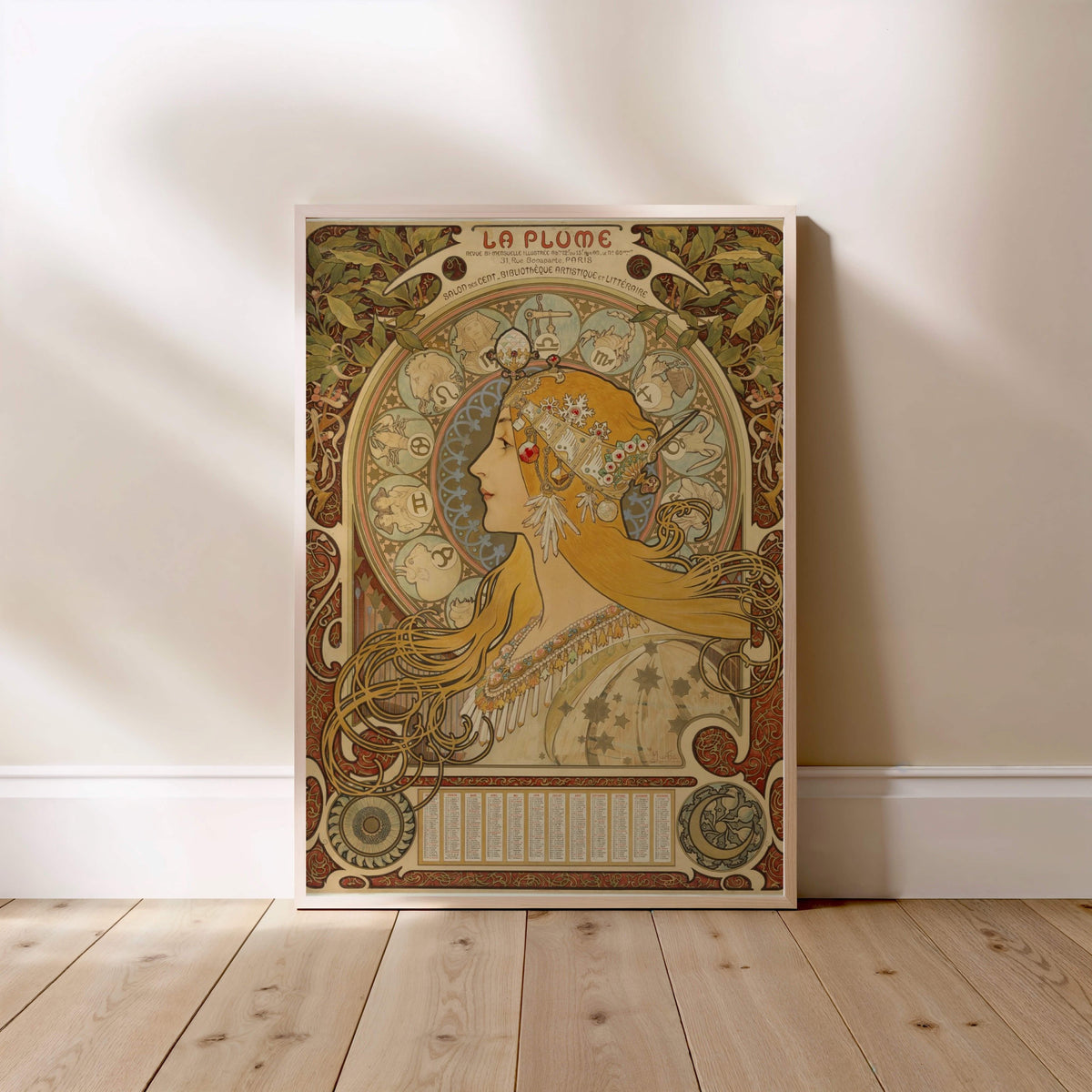 Zodiaque La Plume - Alphonse Mucha, affiche encadrée posée au sol, cadre bois clair
