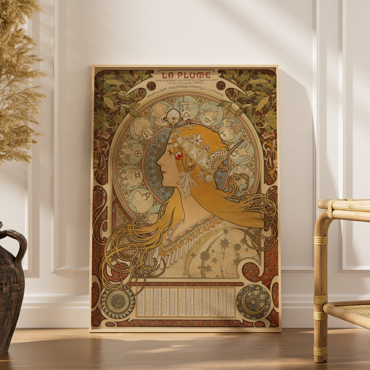 Zodiaque La Plume - Alphonse Mucha, affiche encadrée dans un intérieur élégant, herbes séchées et chaise en rotin