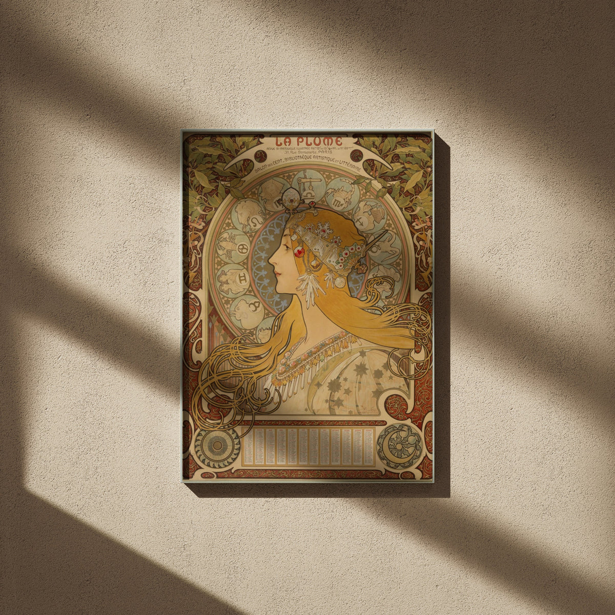 Zodiaque La Plume - Alphonse Mucha, affiche encadrée sur un mur beige, ombres de fenêtre
